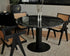 zwart marmeren eettafel met zwart ronde middenpoot met stoelen