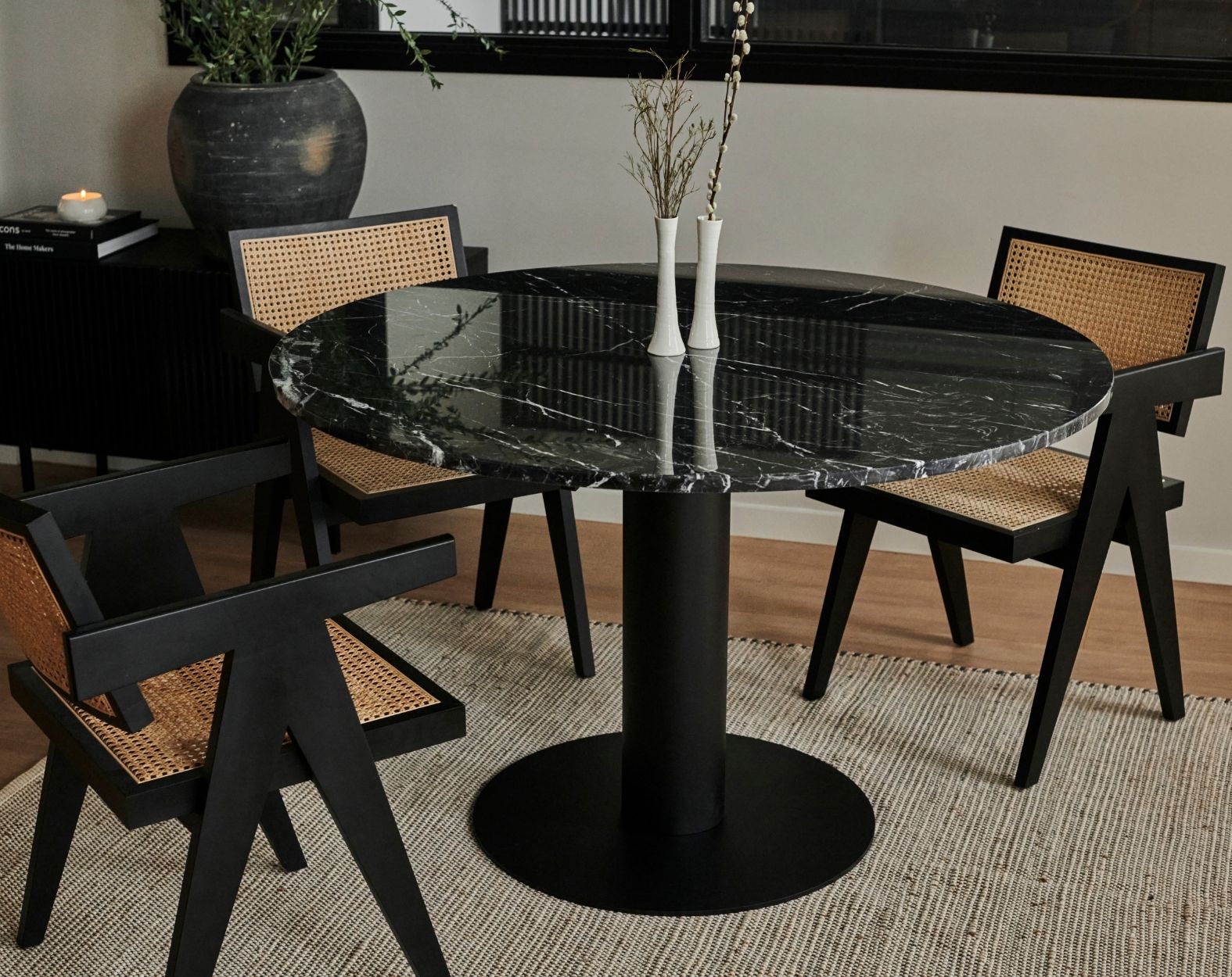 zwart marmeren eettafel met zwart ronde middenpoot met stoelen
