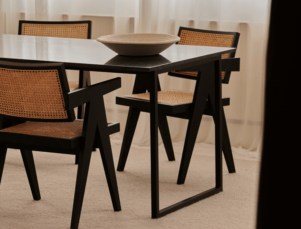 rechthoek zwart marmeren eettafel detail hoek met stoel