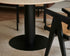 travertin eettafel met zwarte middenpoot detail