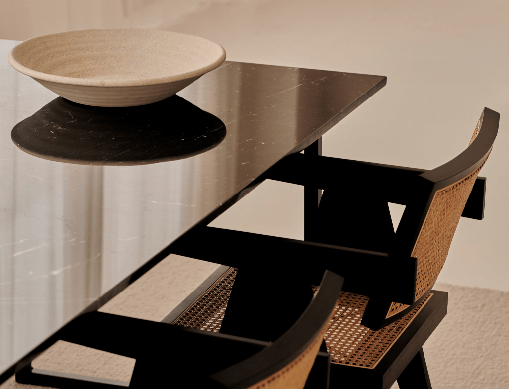 rechthoek zwart marmeren eettafel detail hoek met stoel