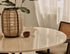 beige ronde marmeren eettafel detail