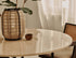 beige ronde marmeren eettafel detail