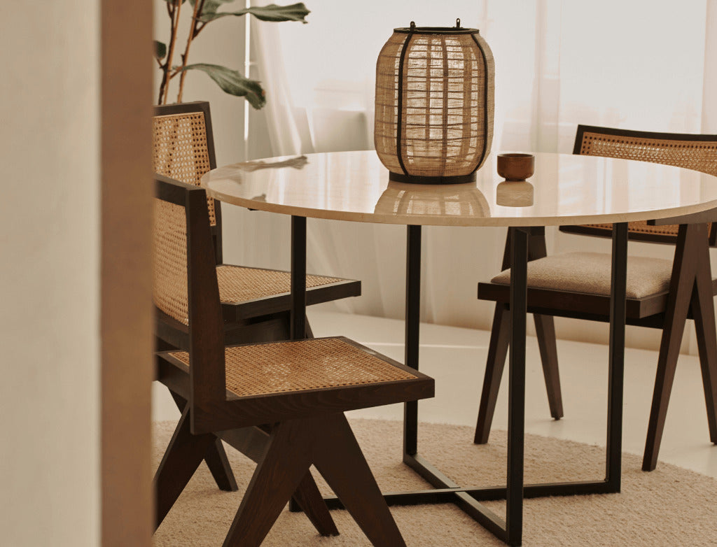 beige ronde marmeren eettafel detail met stoel