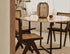 beige ronde marmeren eettafel detail met stoel