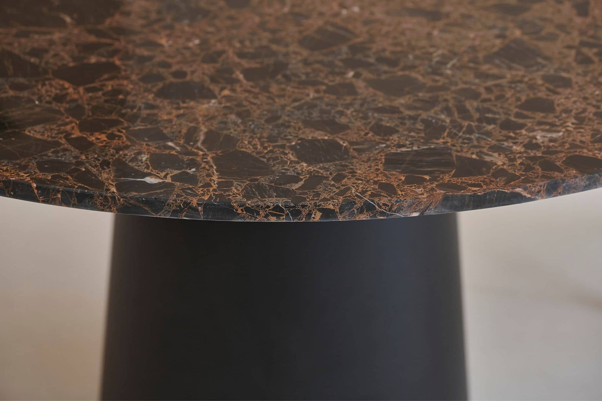 FLOW round dining table - Portoro marble (Black cylinder)