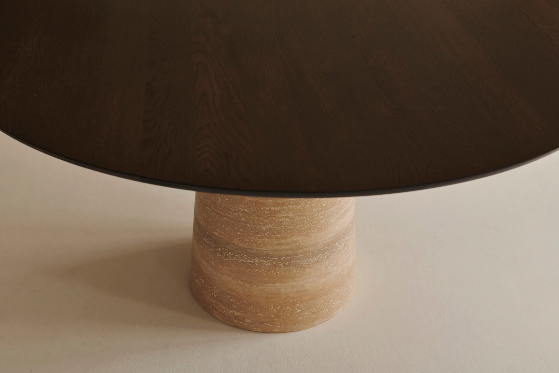 FLOW round dining table - Ash-white oak (travertin cylinder)