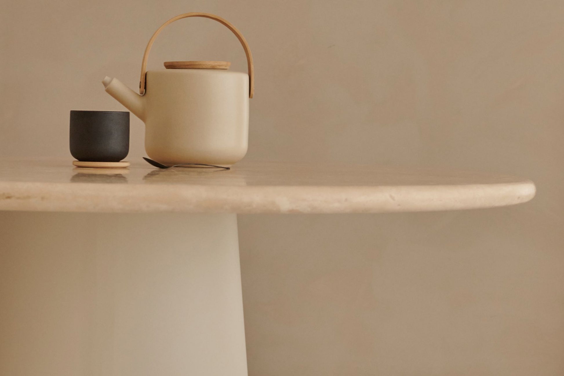 FLOW round dining table - Travertine (Beige cylinder)
