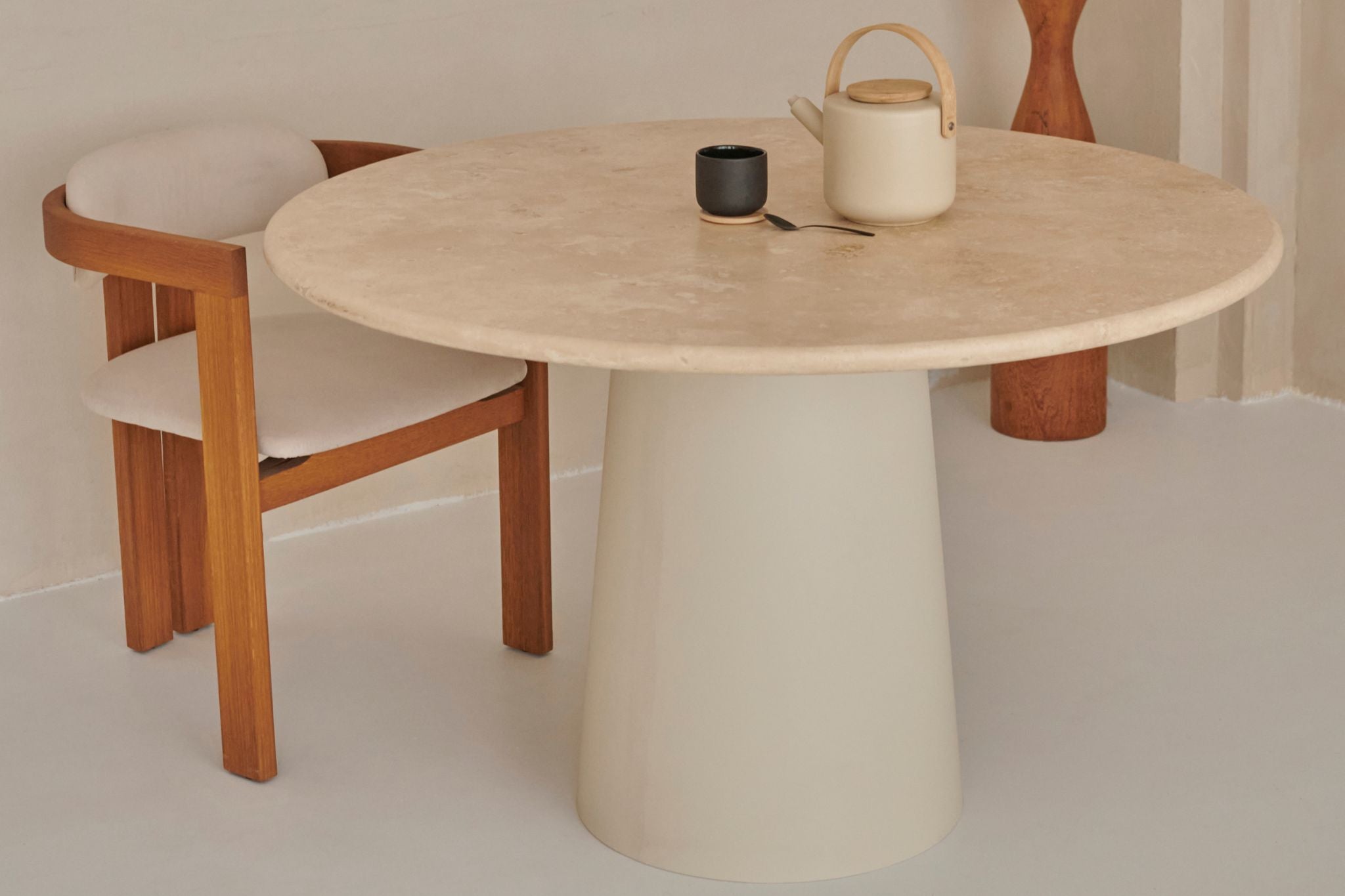 FLOW round dining table - Travertine (Beige cylinder)