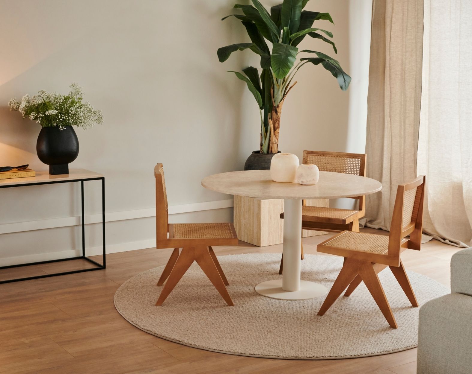travertin eettafel met beige middenpoot