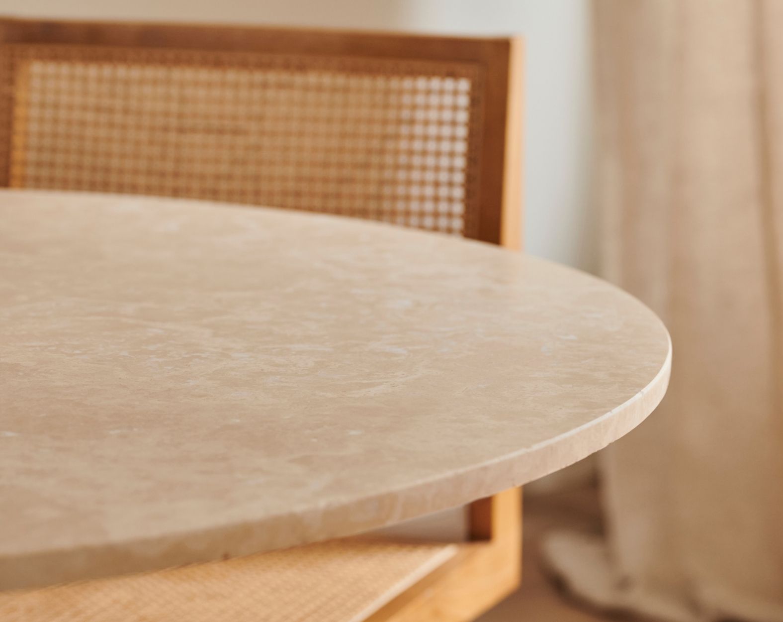 travertin eettafel met beige middenpoot