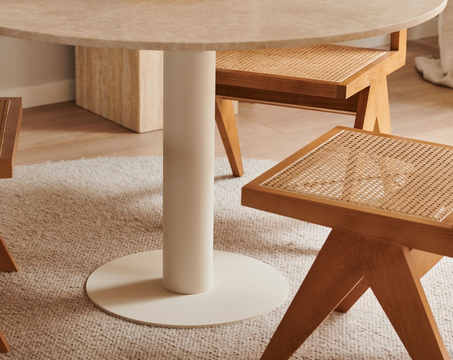 travertin eettafel met beige middenpoot