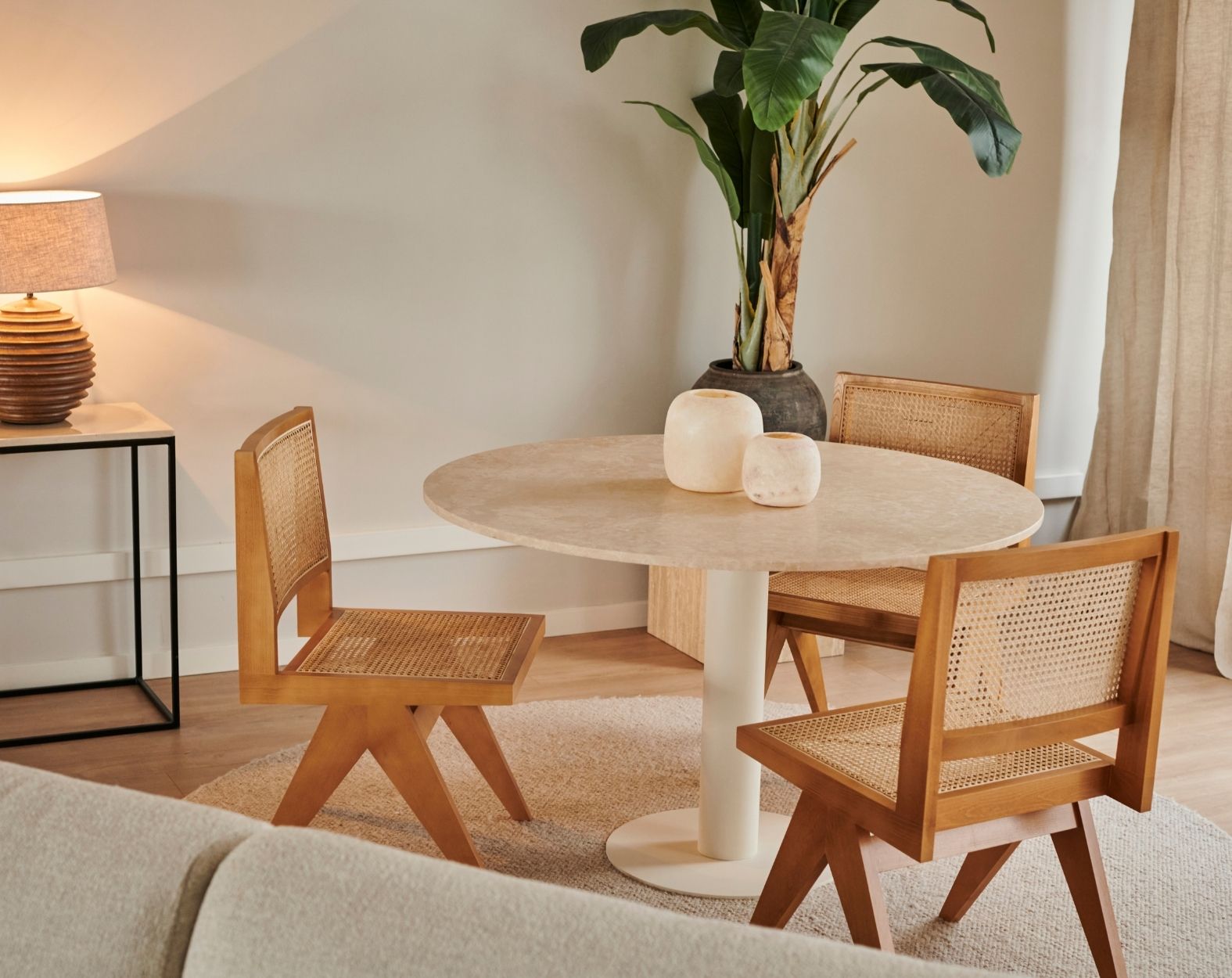 travertin eettafel met beige middenpoot