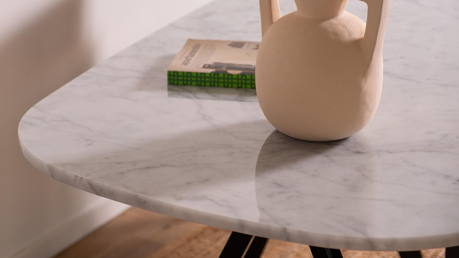 wit marmeren tafel boat vorm met vaas