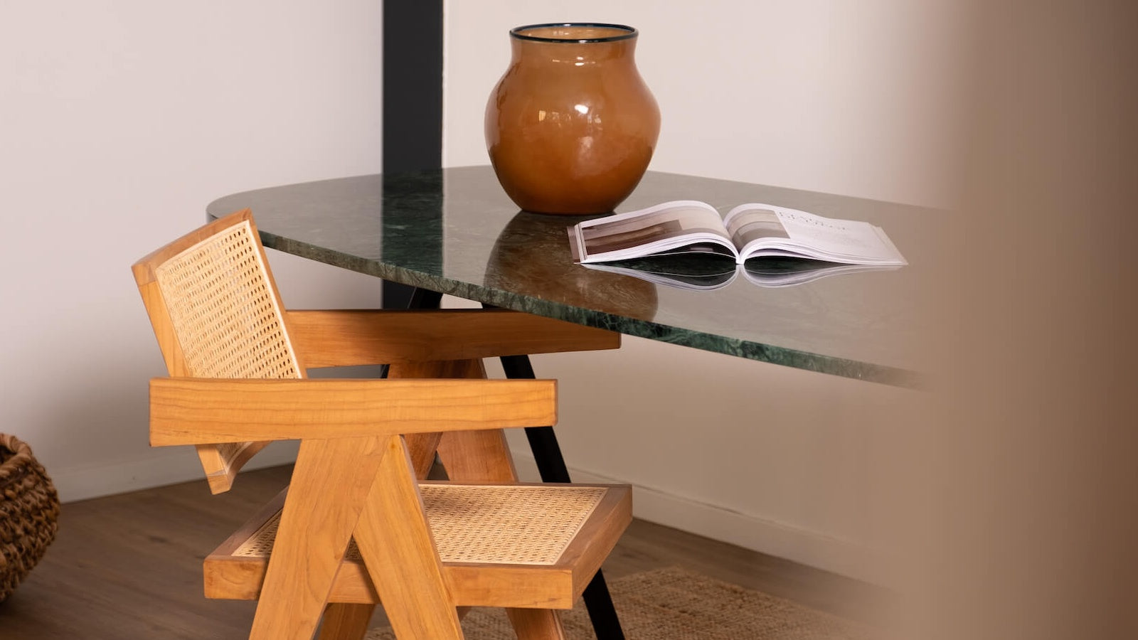 groen marmeren eettafel boot vorm met bruin pierre jeanneret stoelen