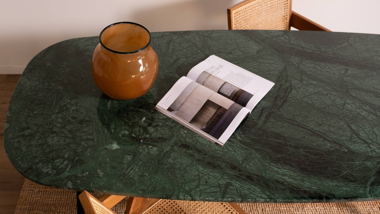 groen marmeren eettafel boot vorm met bruin pierre jeanneret stoelen detail