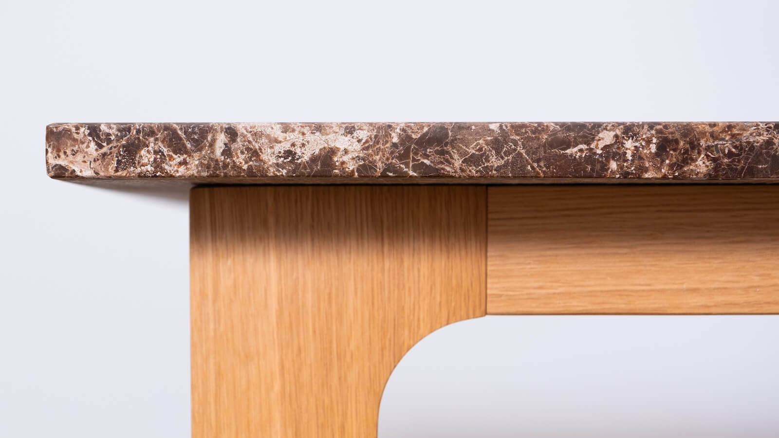 bruin marmeren tafel met houten onderstel detail