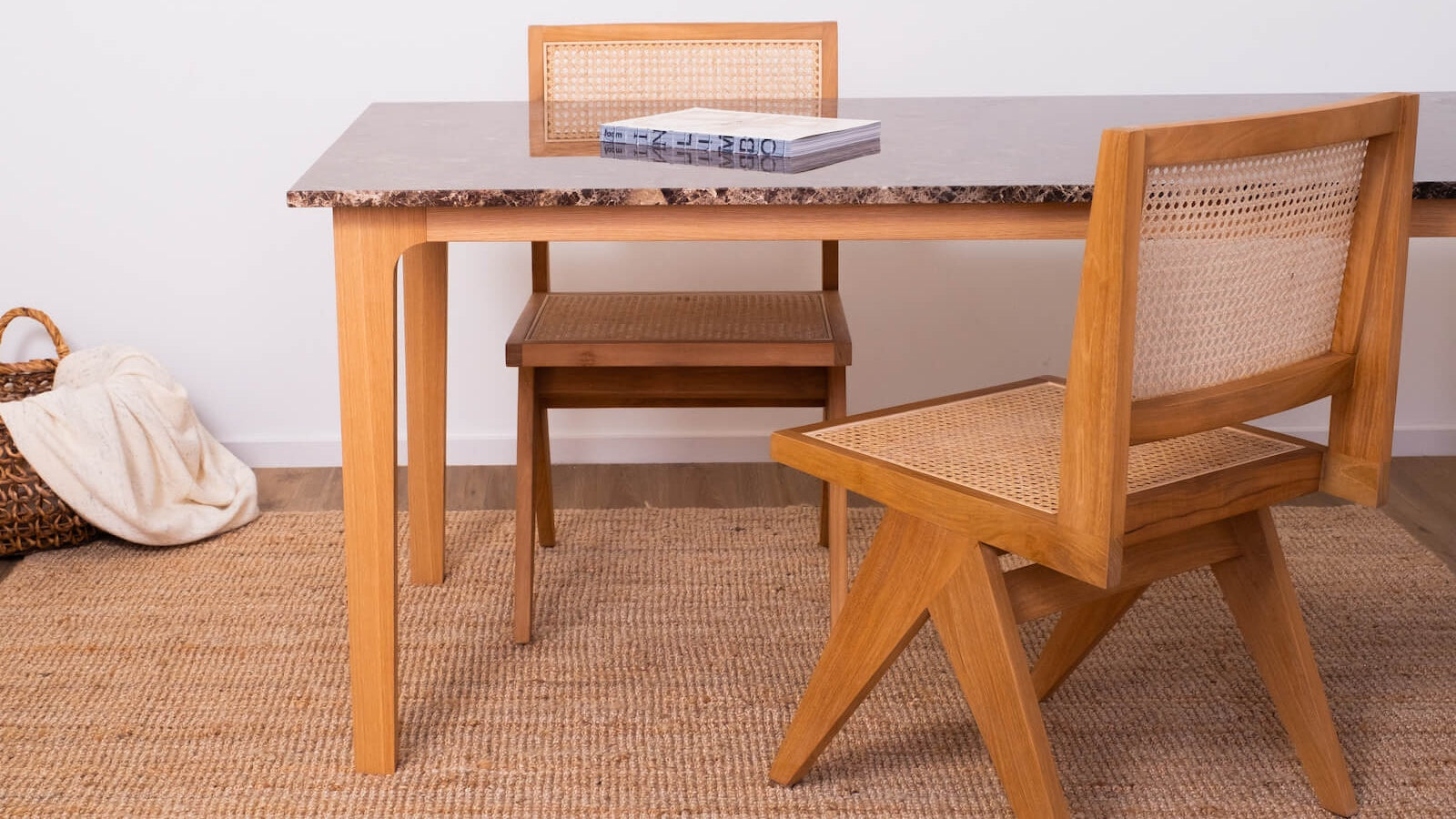 bruin marmeren tafel met houten onderstel en bruine pierre jeanneret 