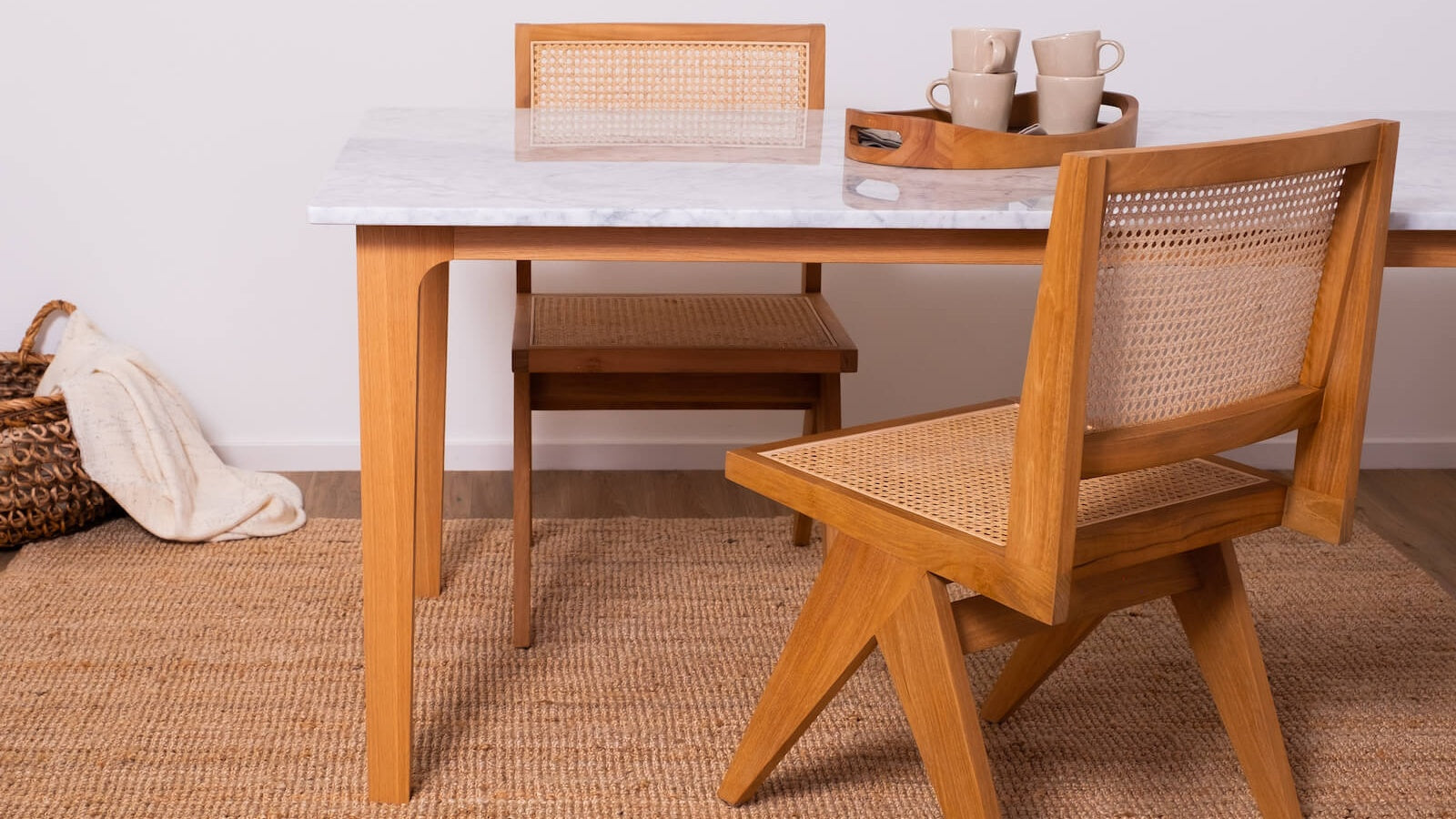 wit marmeren tafel met houten onderstel met pierre jeanneret stoelen