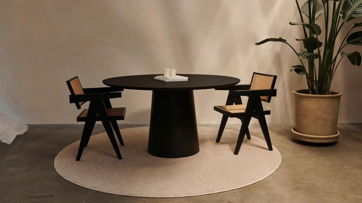 FLOW round dining table - Natural oak (oak cylinder) 