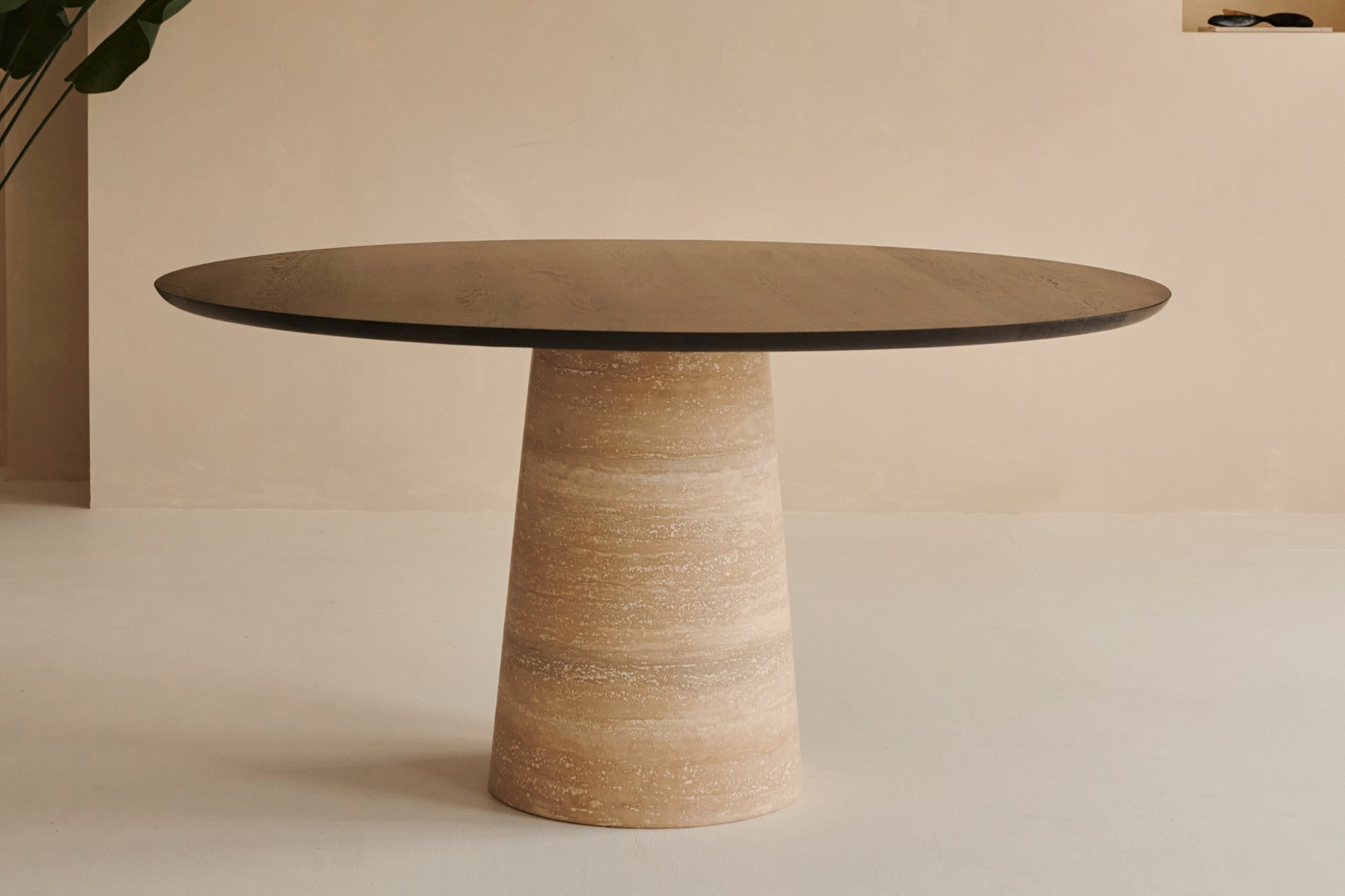FLOW round dining table - Smoked oak (travertin cylinder)