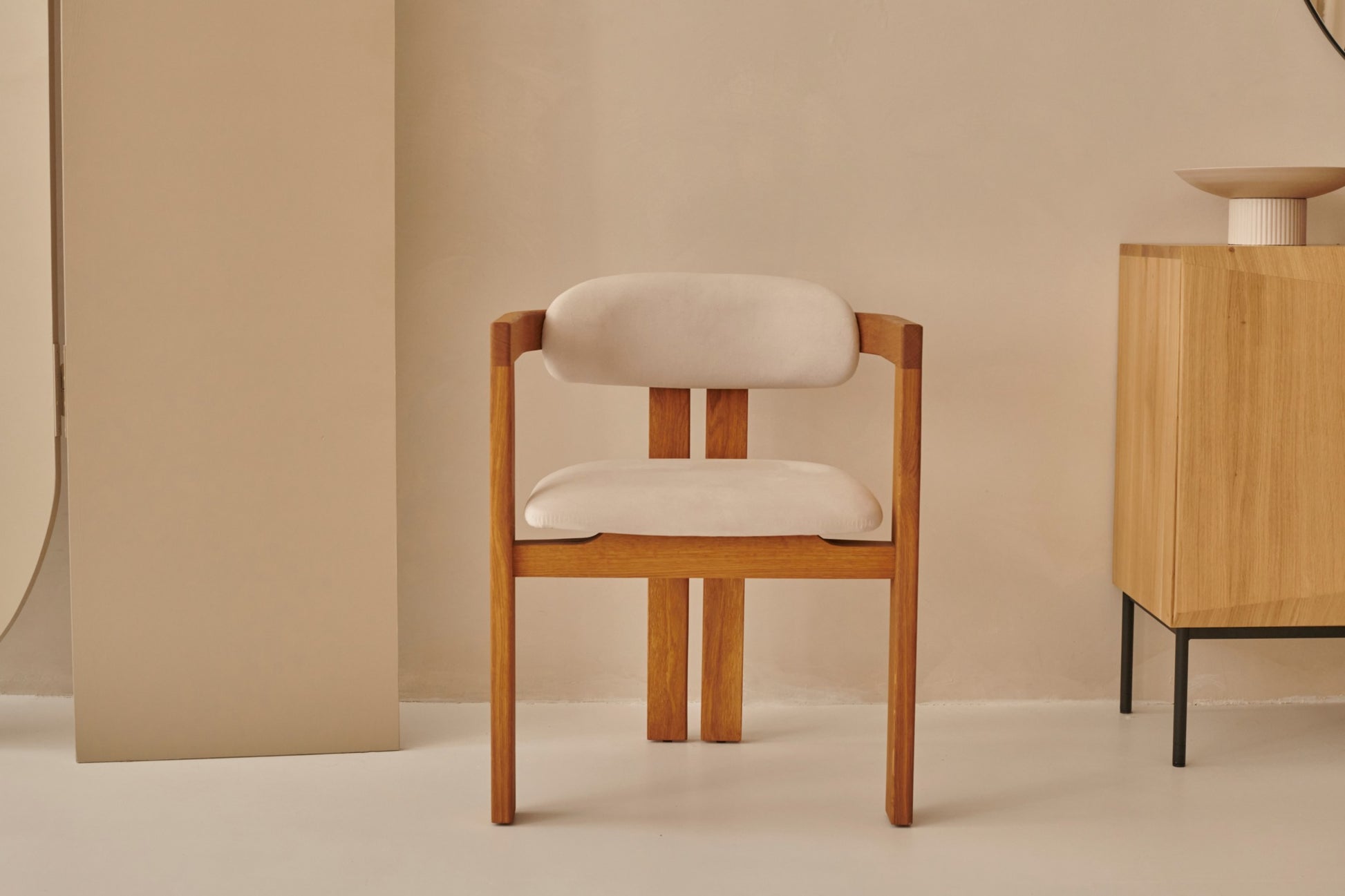 Aime Té Tribute black dining chair with upholstered off-white seat and sleek black frame, modern and stylish for dining rooms