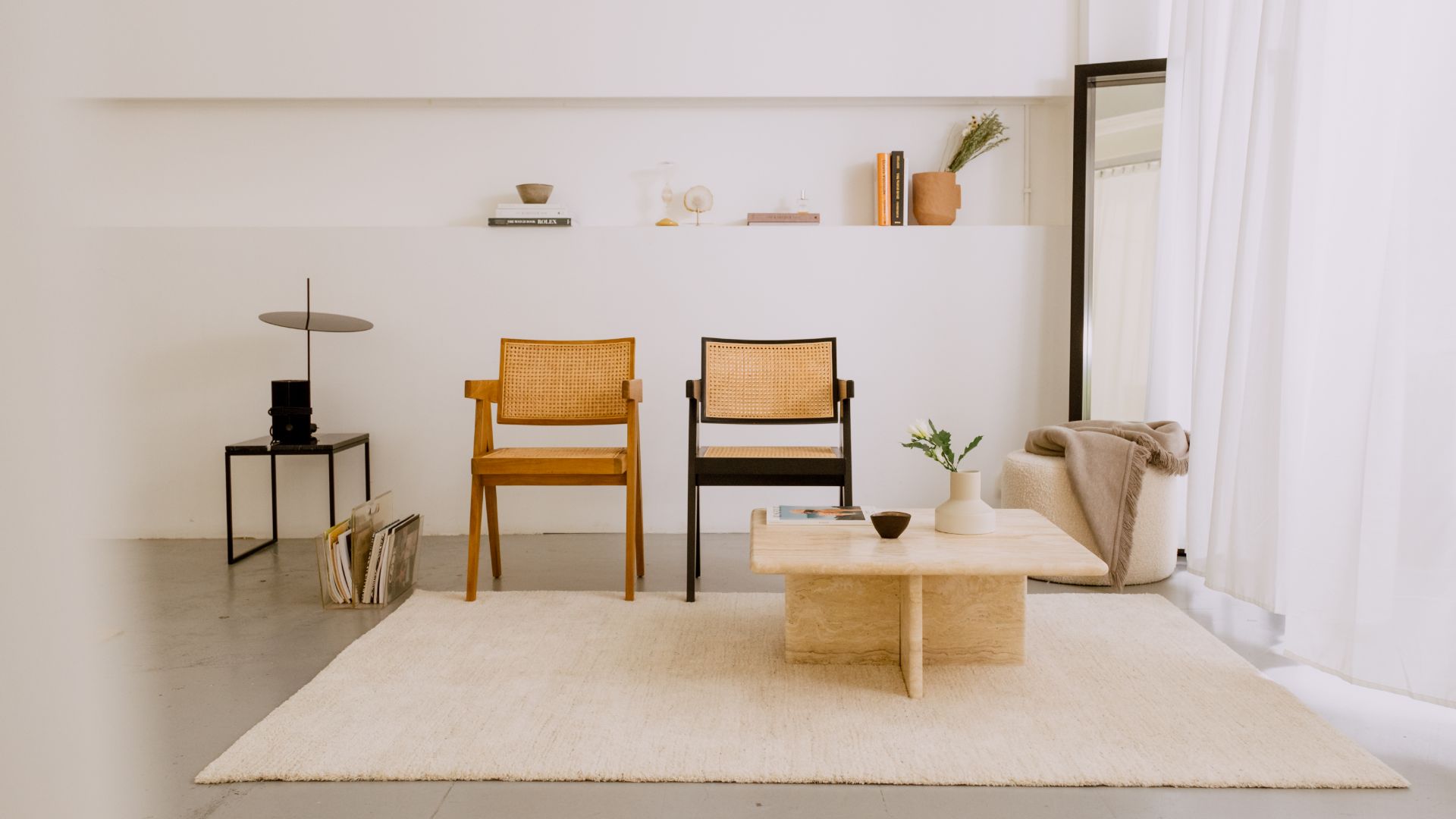 Travertin salontafel + Pierre eetkamer stoelen