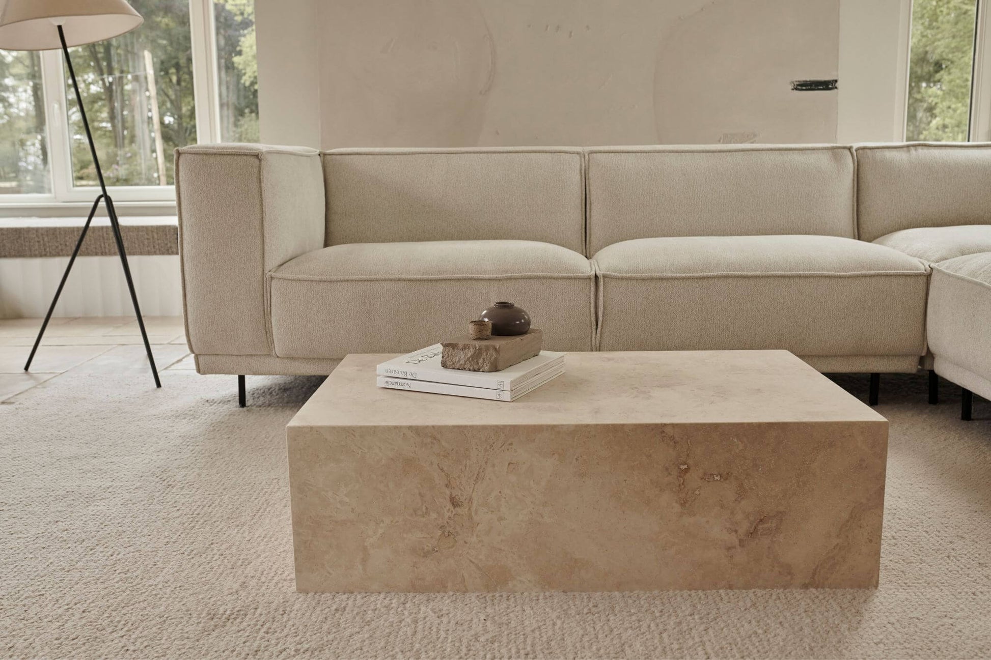 Glossy marble block coffee table in Amarante finish, measuring 100x60x27 cm, designed for modern living spaces.