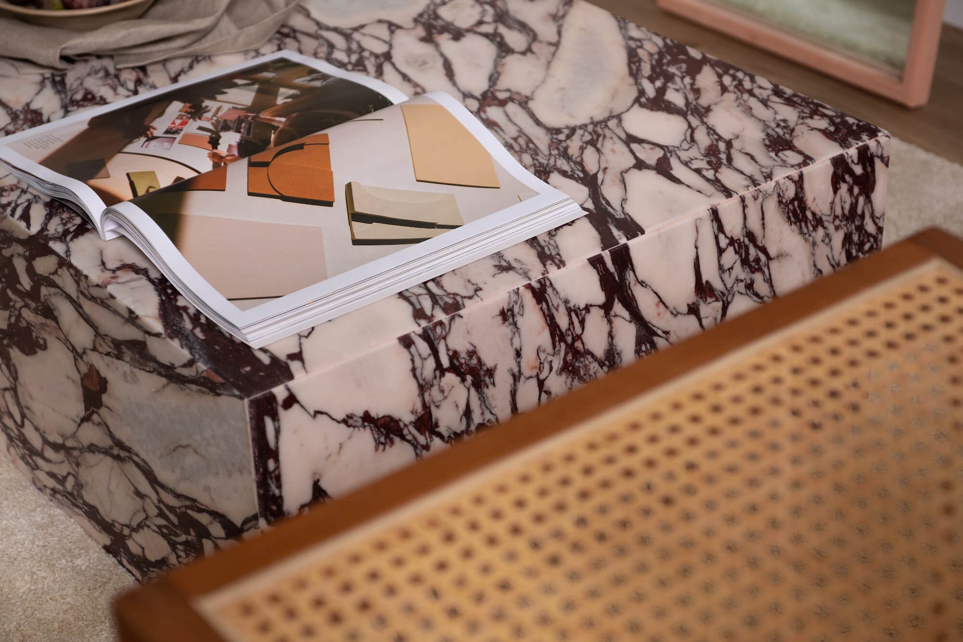 Matte Calacatta Viola marble block coffee table with rectangular shape and natural veining, measuring 100x60x27 cm.