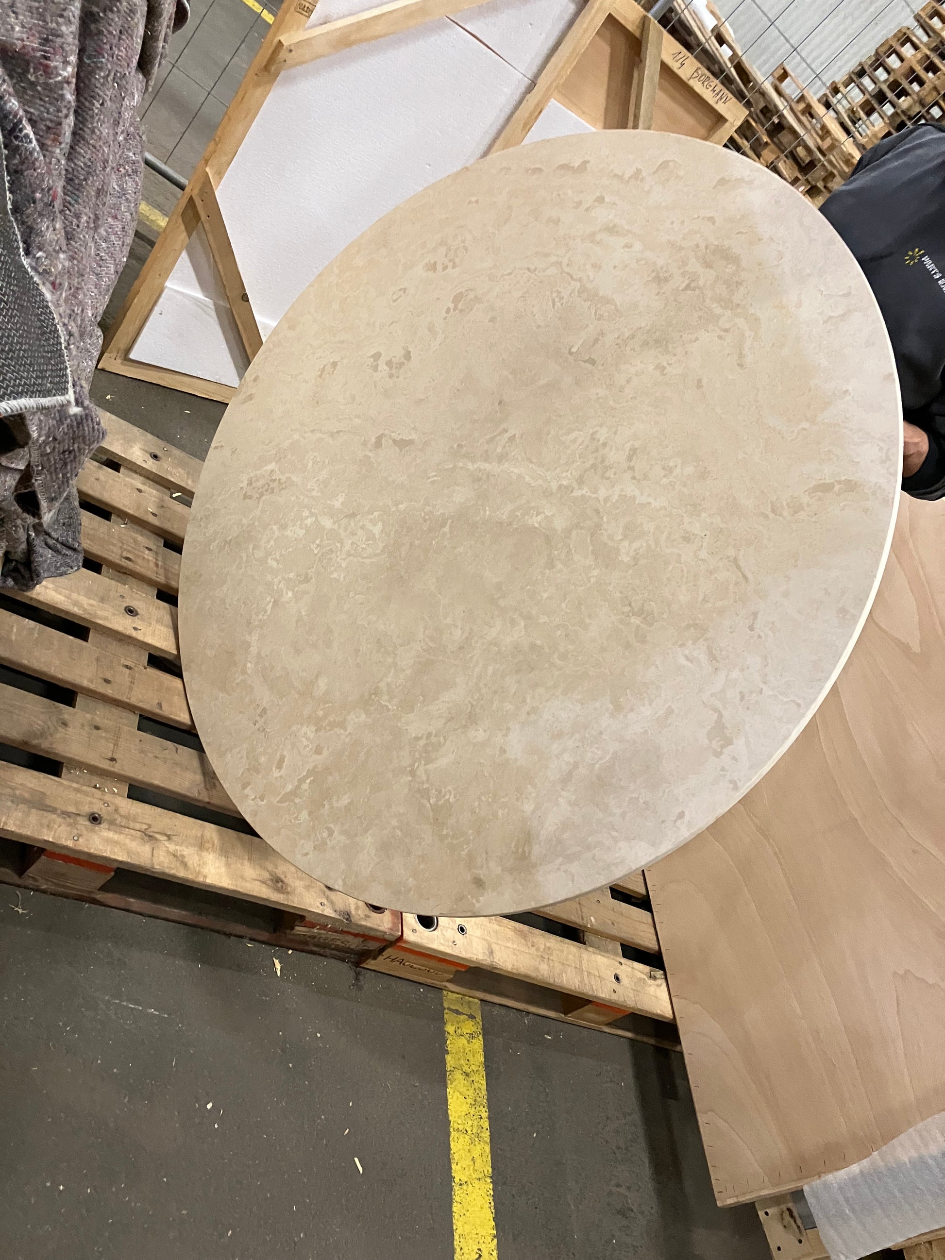 KIYO round dining table in travertine with slight side damage and small stains, 130 cm diameter, modern design.