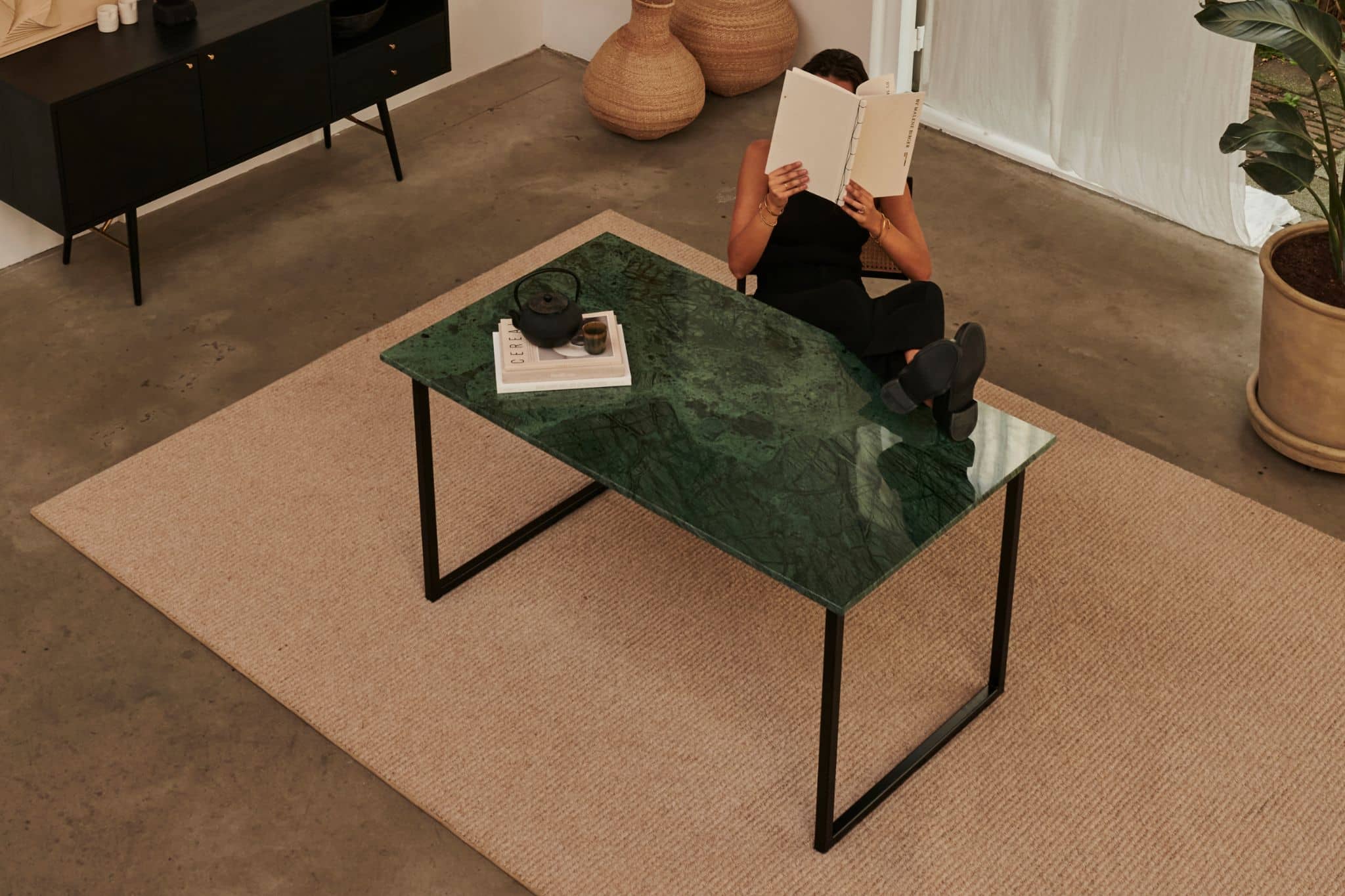 Light-stained India Green rectangular marble dining table with glossy finish and U-frame design, measuring 140x80 cm.
