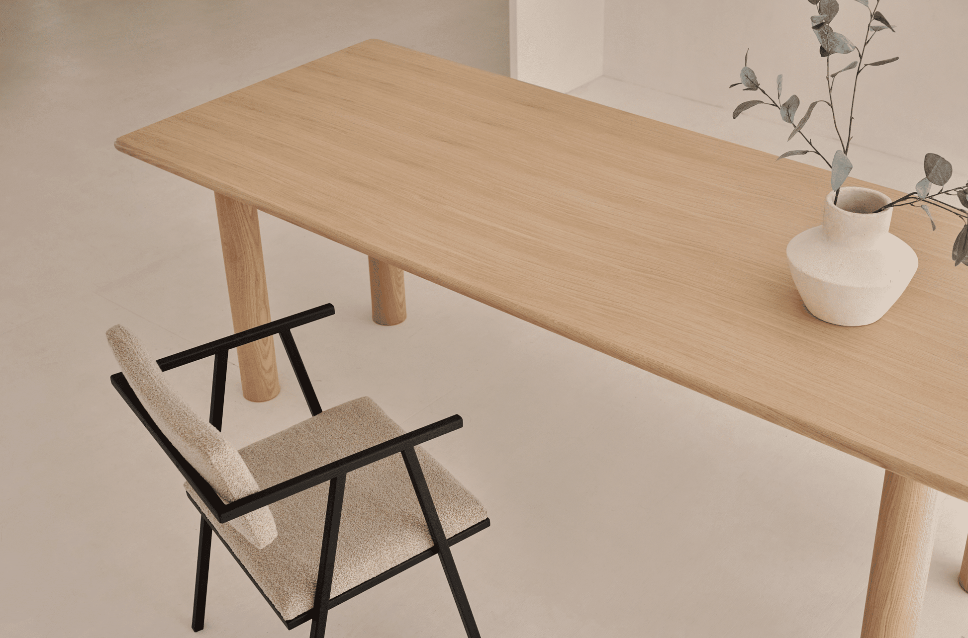 Rectangular dining table in natural oak wood with a sleek design, perfect for modern dining rooms.