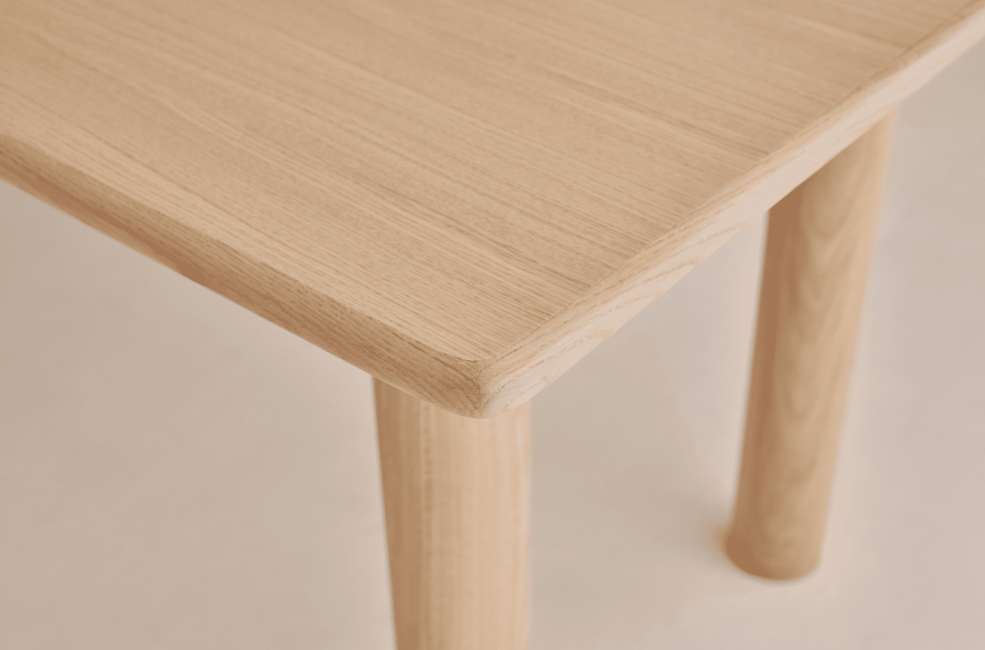 Rectangular dining table in natural oak wood with a sleek design, perfect for dining rooms.