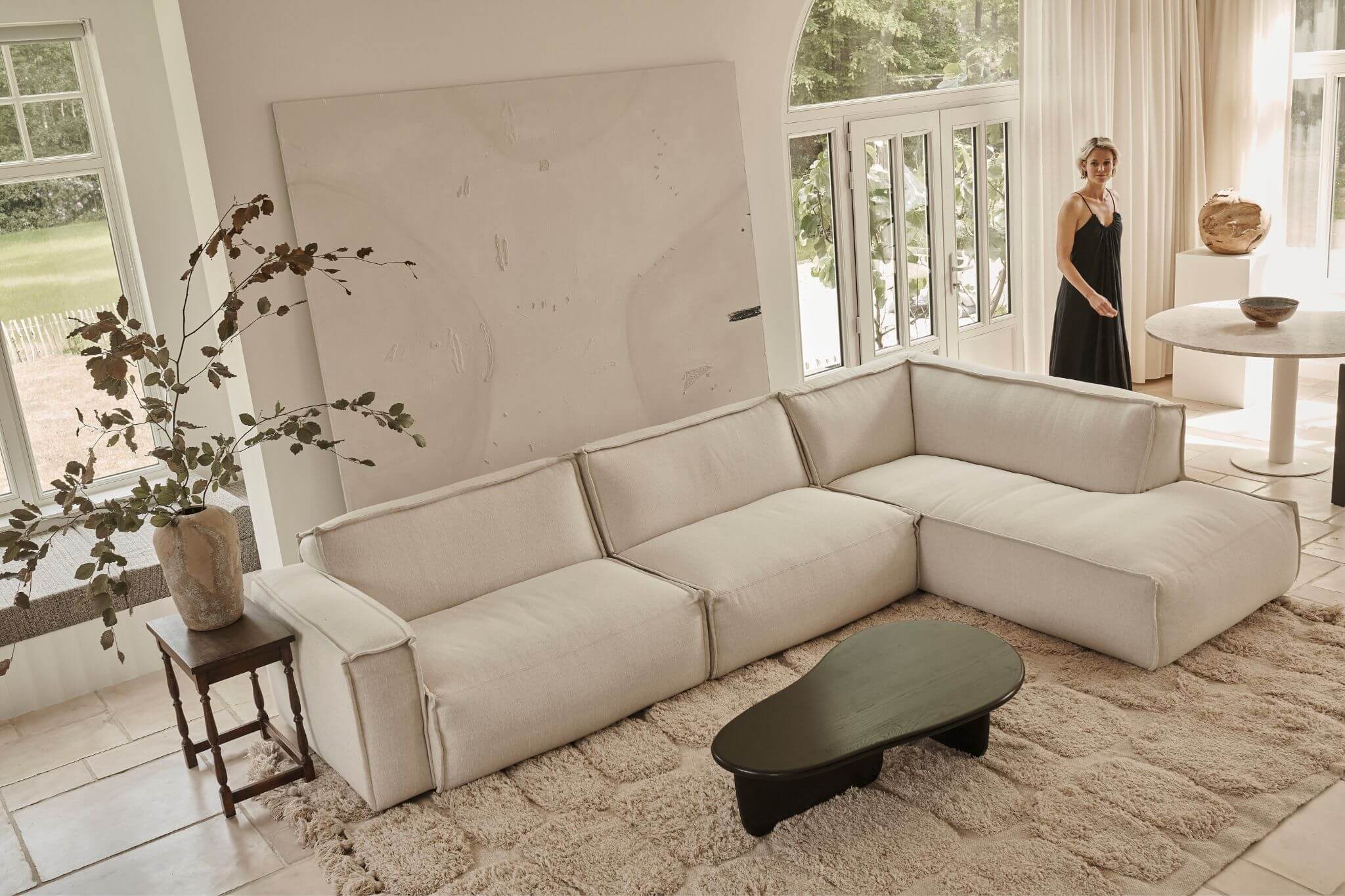 YUTO Phoebe off-white three-seater sofa with right-facing longchair, modern design, upholstered in soft fabric.