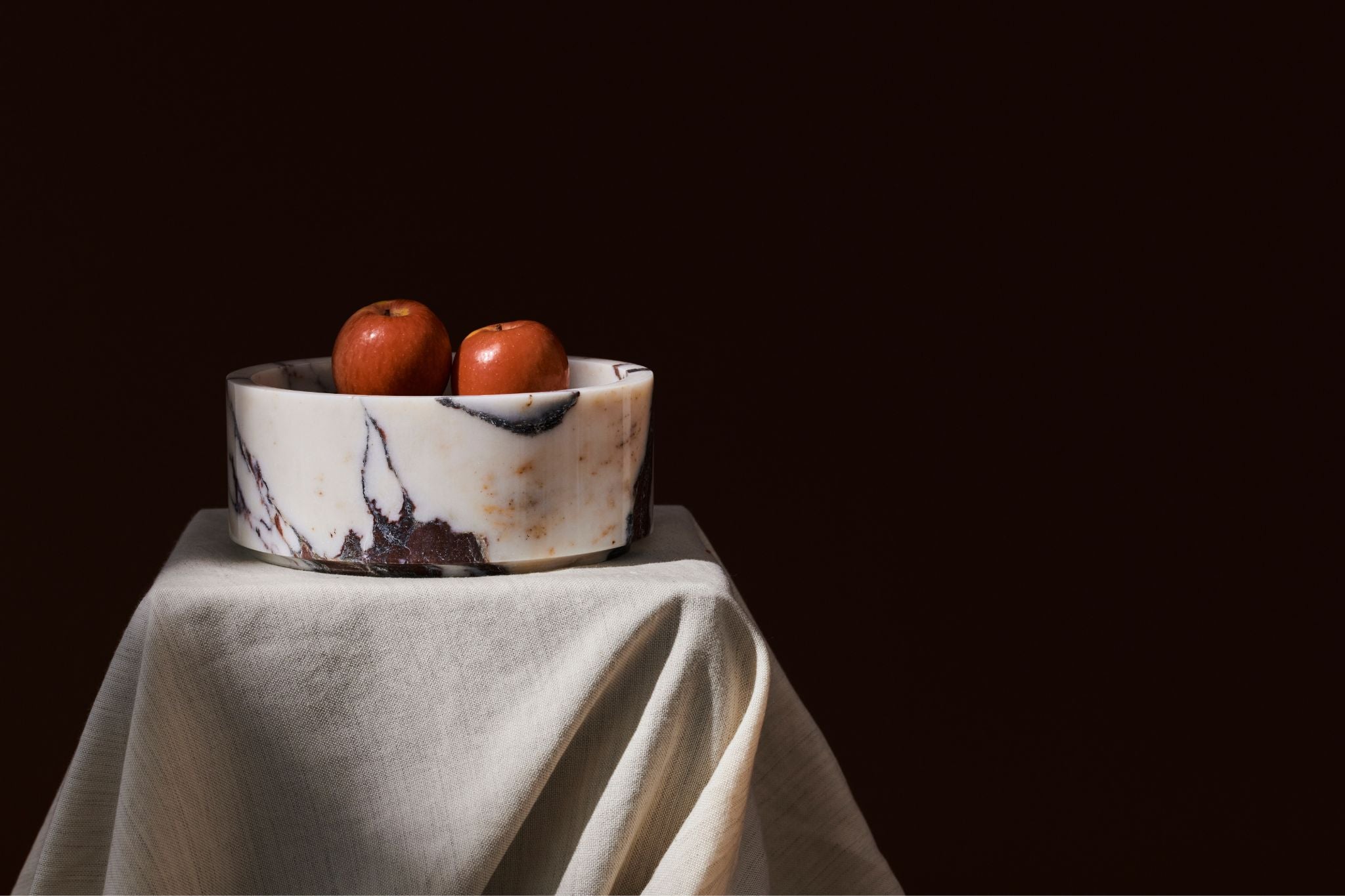Artifakt collection Amarante fruit bowl, round ceramic bowl with vibrant purple glaze, designed for stylish table presentation.