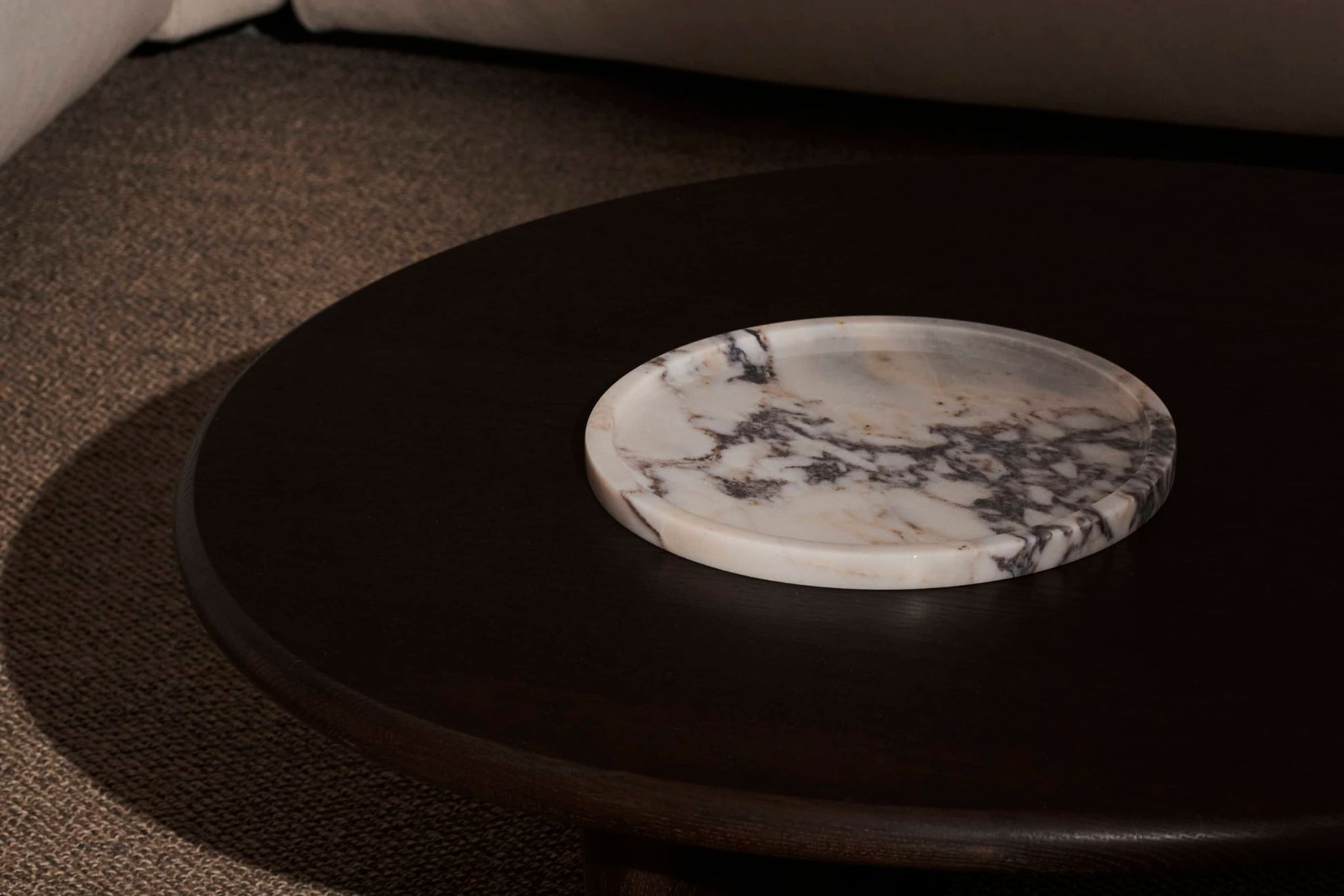 Round ARTIFAKT collection tray in Amarante color, featuring a stylish design and smooth surface, perfect for serving or decor.
