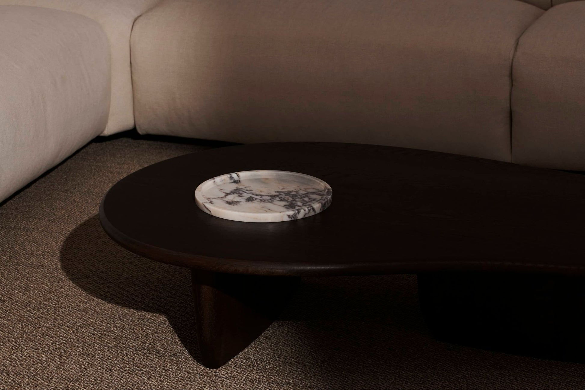 Round ARTIFAKT collection tray in Amarante color featuring a sleek design, ideal for serving or decorative use.