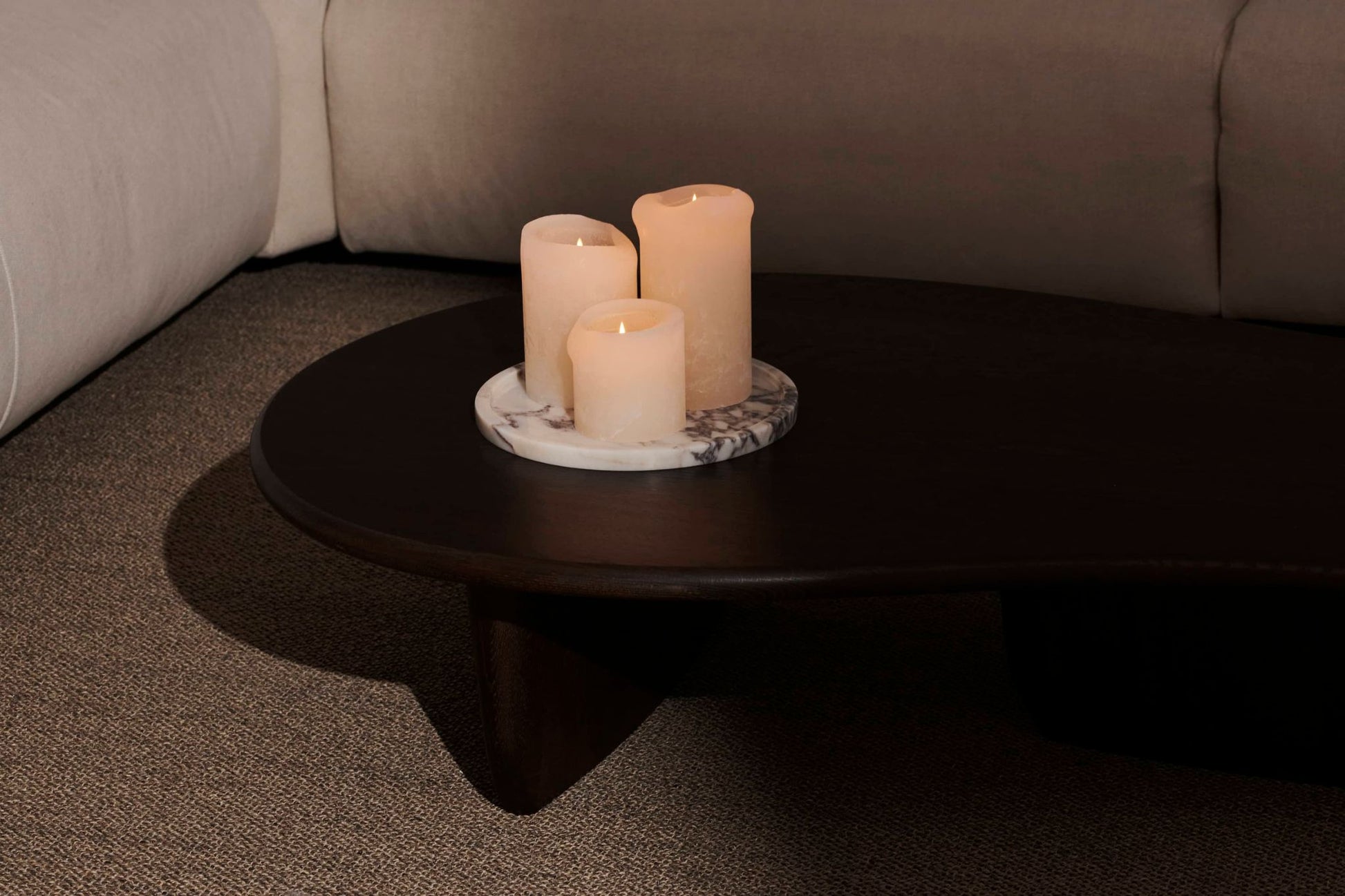 Round tray from the ARTIFAKT collection in Amarante, featuring a stylish and functional design with vibrant color.