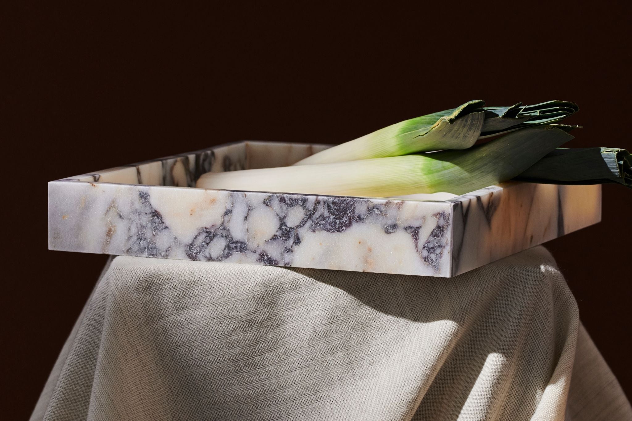 Squared tray from ARTIFAKT collection in amarante color, featuring a sleek, modern design perfect for serving or display.