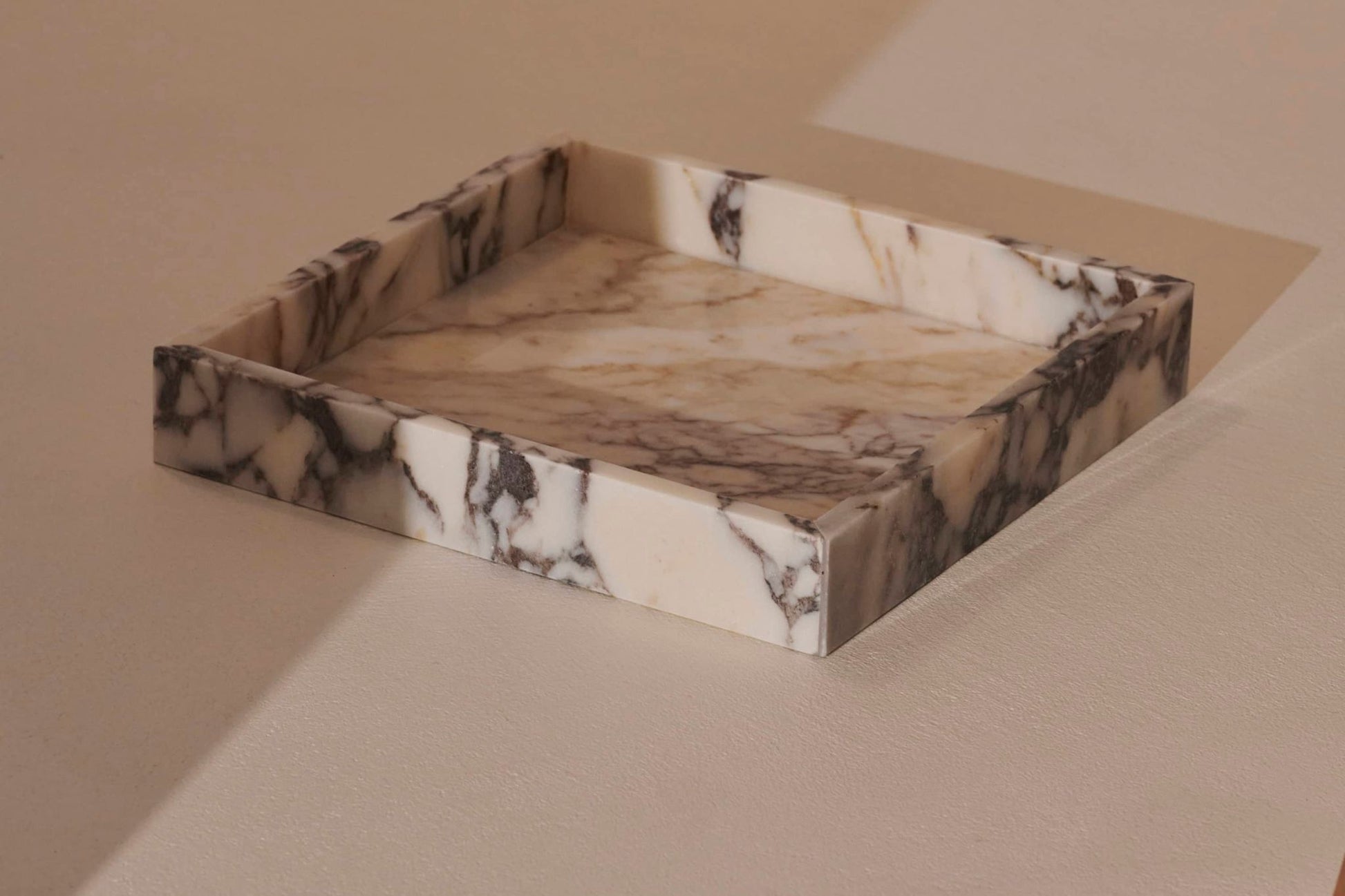 Artifakt collection squared tray in amarante color, showcasing a sleek, modern design with a smooth surface and raised edges.