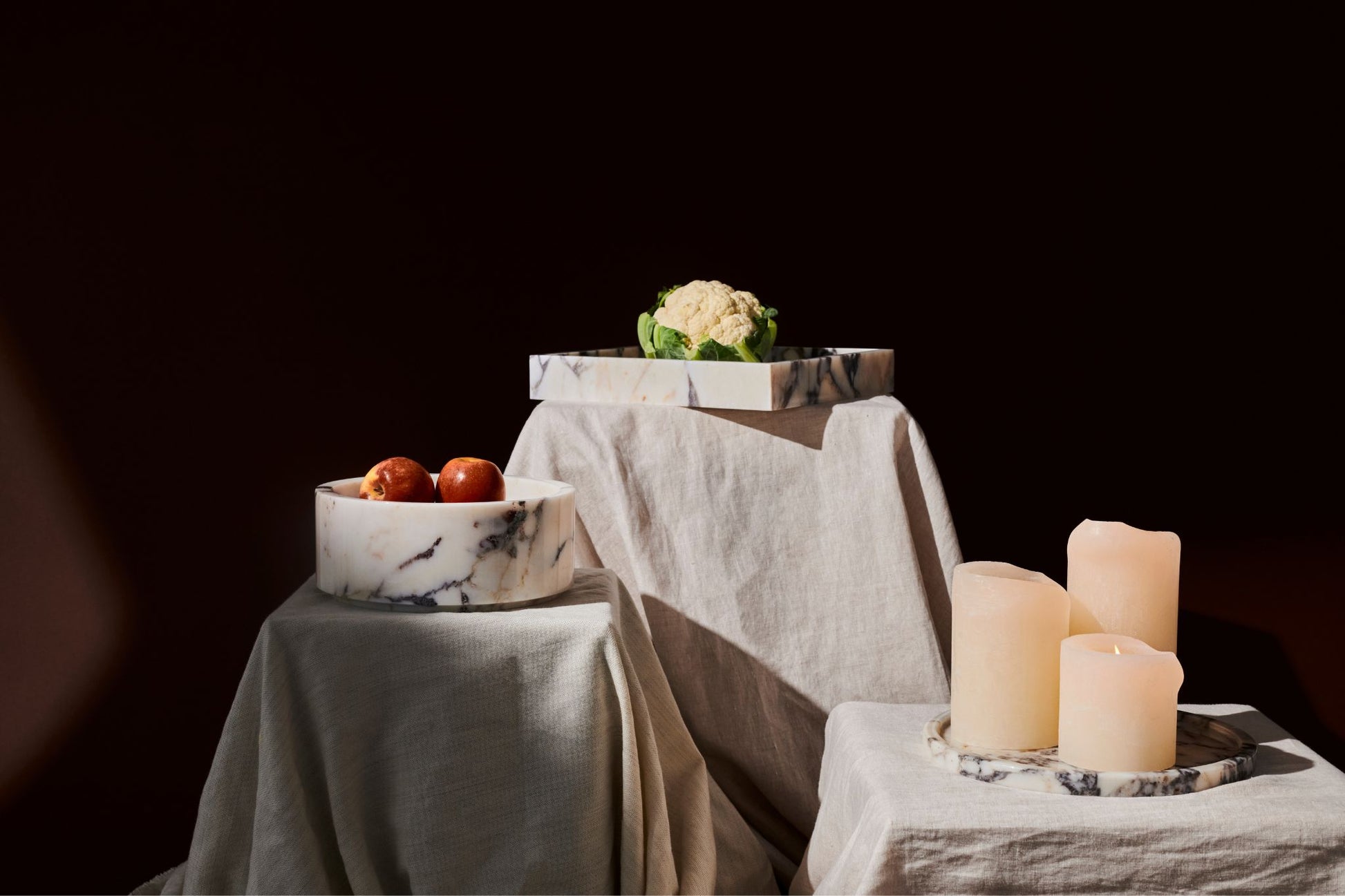 Artifakt collection squared tray in amarante with a vibrant purple finish, showcasing its geometric design and smooth surface.