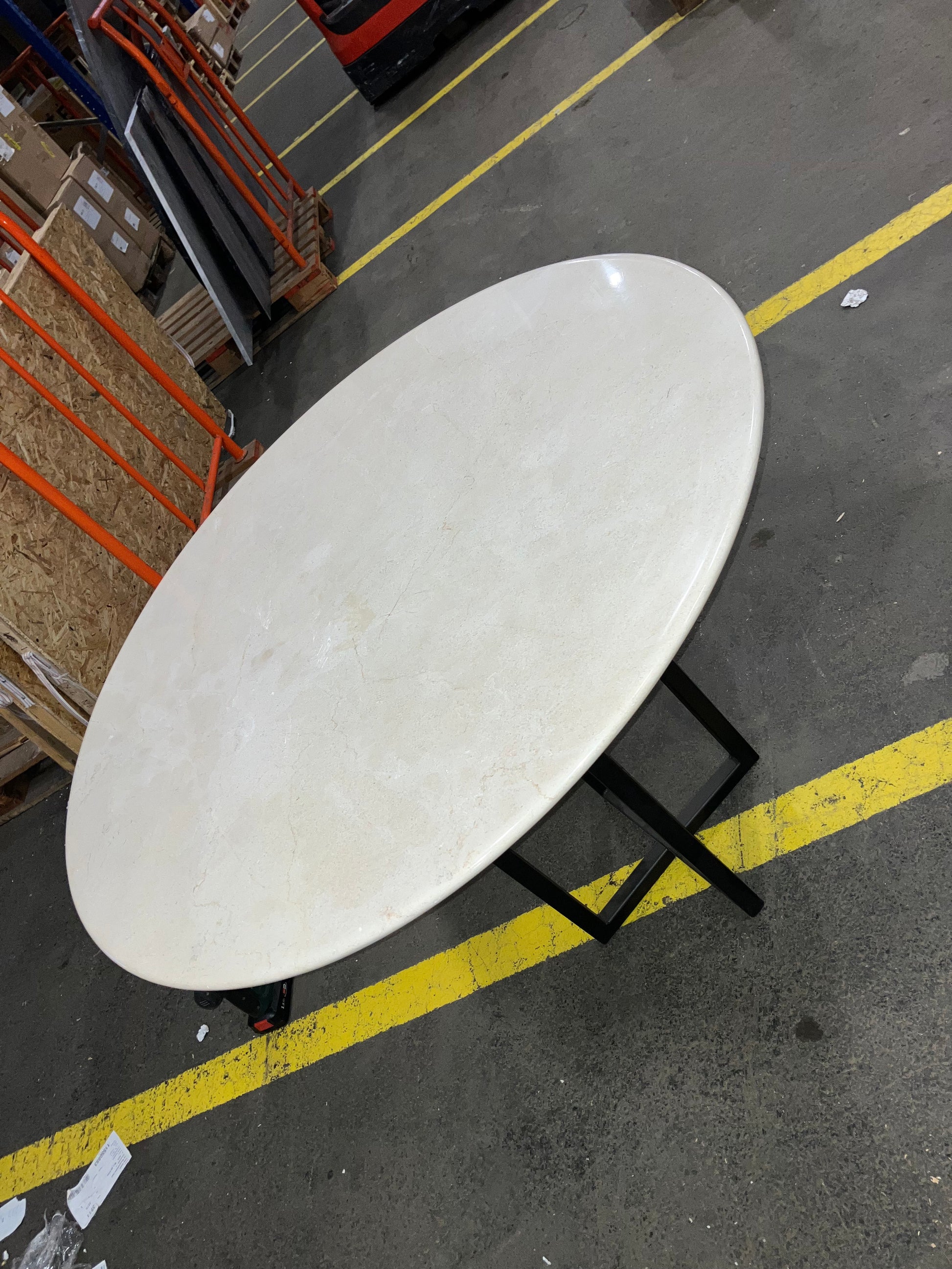 Round KIYO dining table with Crema Marfil beige marble top and wooden base, 110 cm diameter.