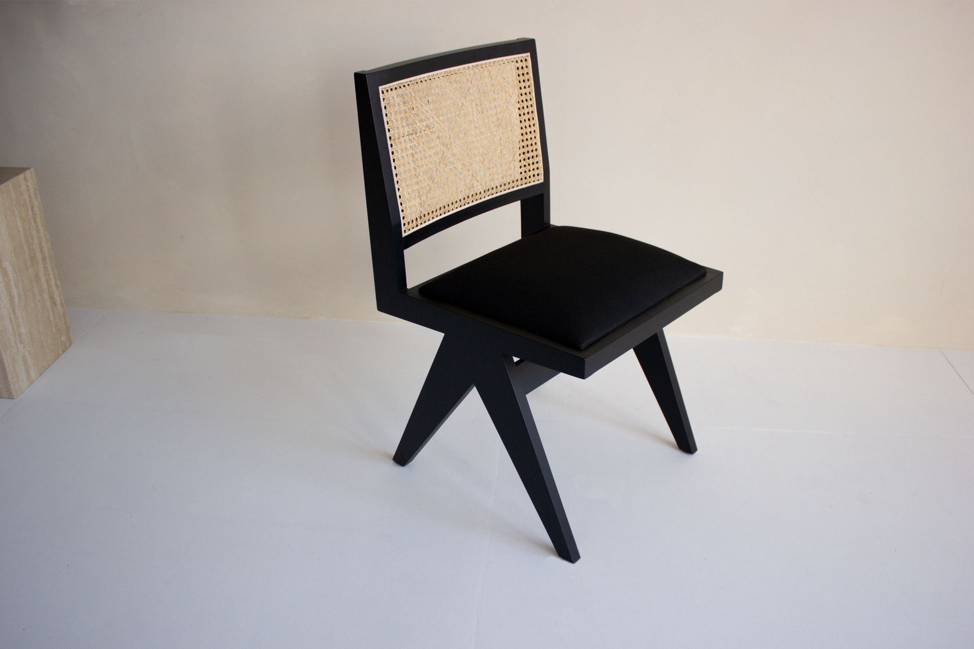 Black rattan dining chair with upholstered seat, Pierre model, without armrests, suitable for modern dining rooms