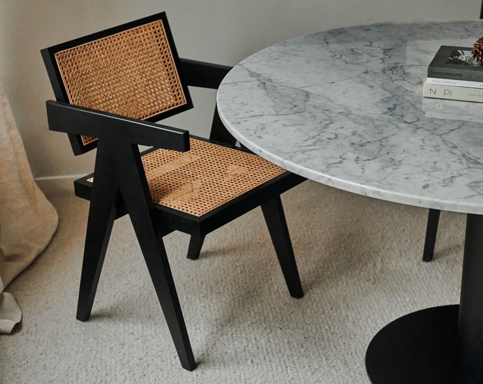 Round KIYO dining table with Bianco Carrara white marble top and black center-leg, stylish and modern for dining spaces.