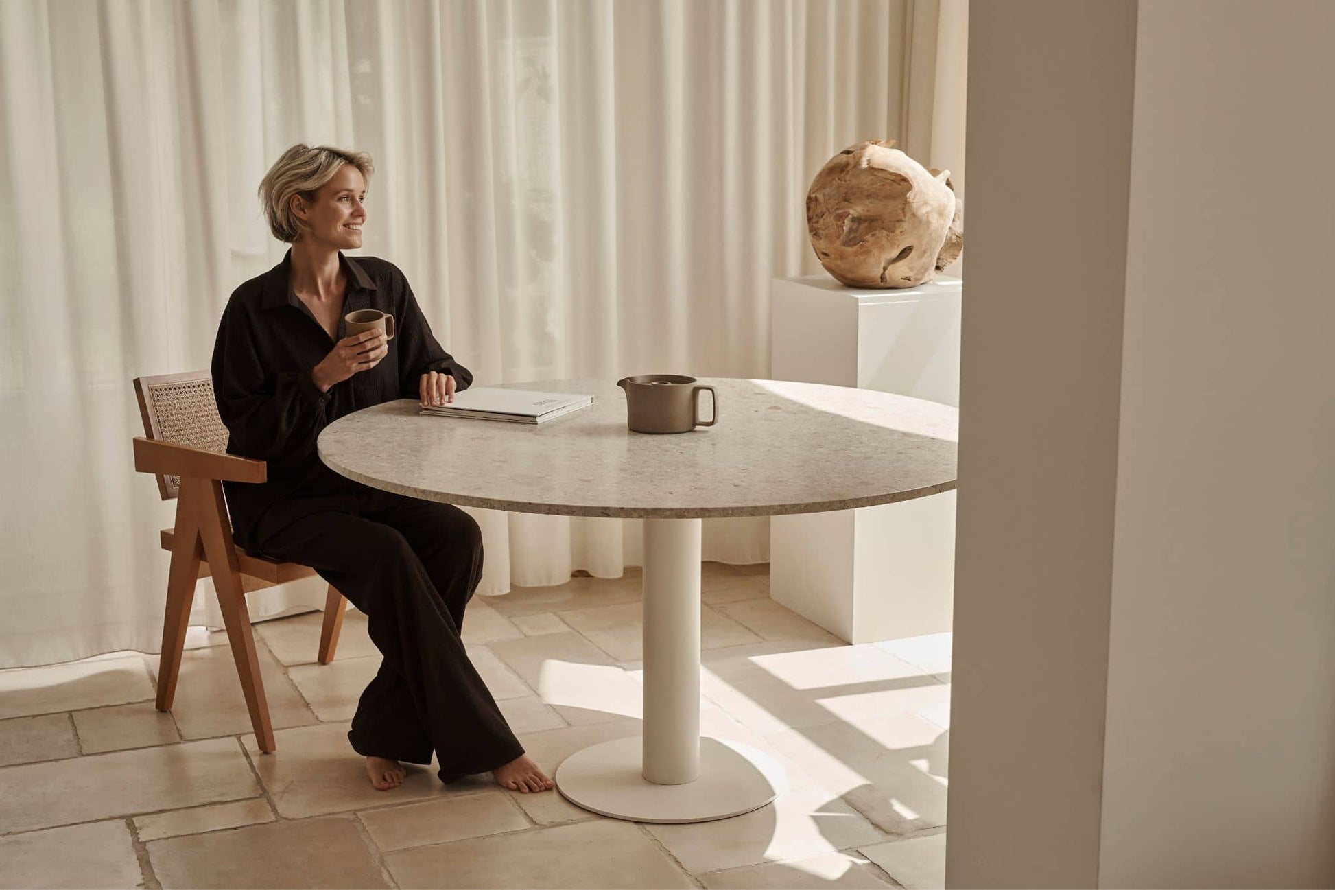 KIYO round dining table with Crema Altea marble top and black center-leg, stylish and modern for contemporary dining spaces.