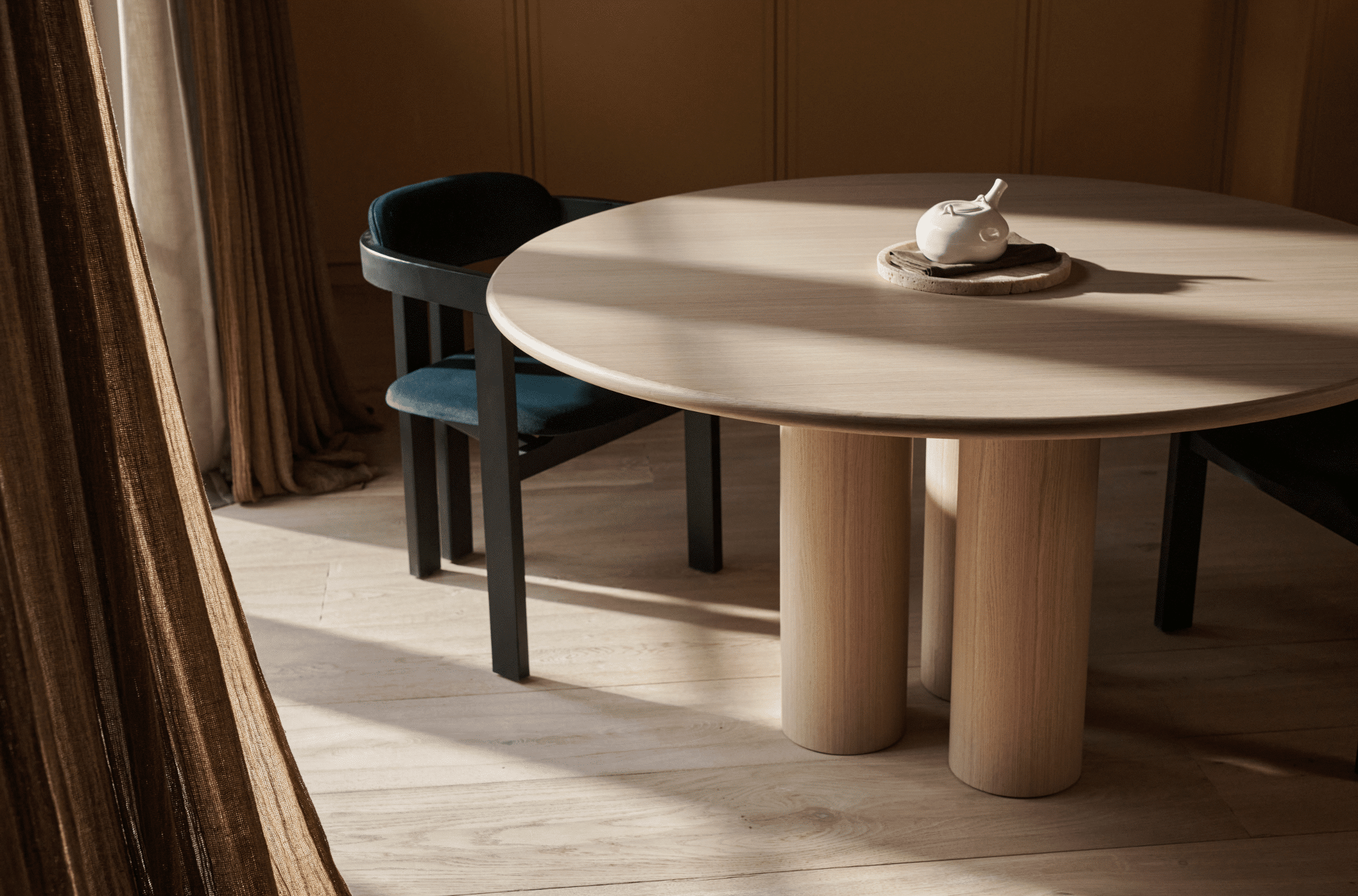 Round dining table with natural oak finish, Franky model by My Store, shown with a smooth wooden surface and sturdy legs.