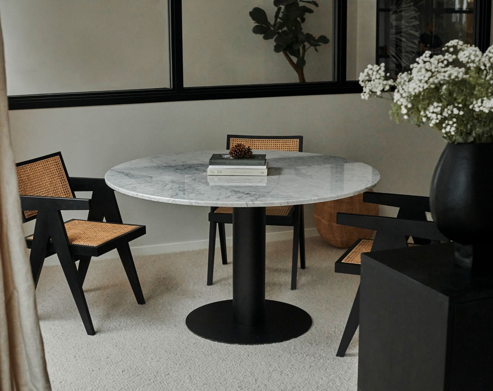Round KIYO dining table with Bianco Carrara white marble top, black center-leg, and matte finish, 120cm diameter.