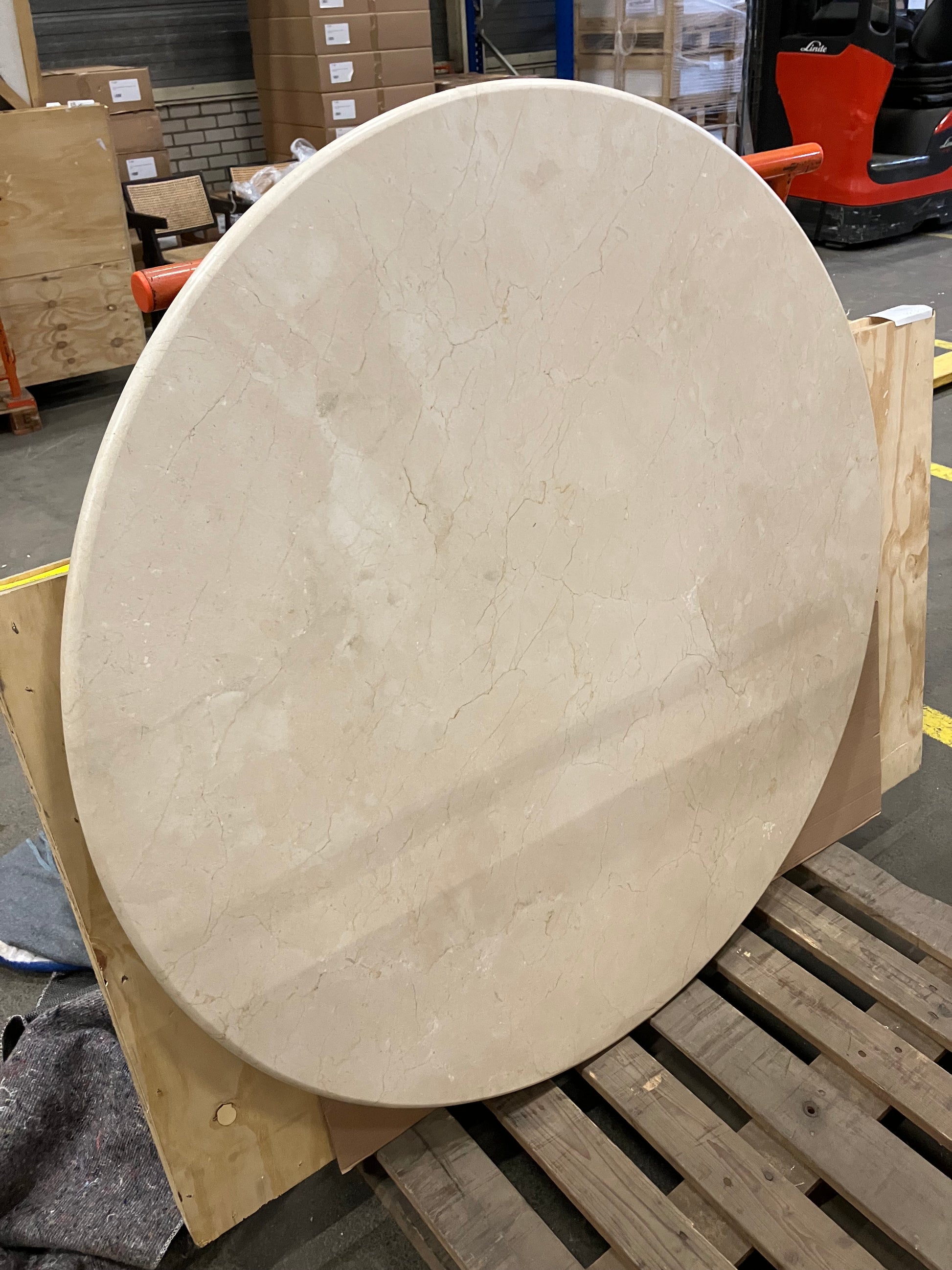 My Store KIYO round dining table with Crema Marfil beige marble top, 130 cm diameter, in perfect condition.