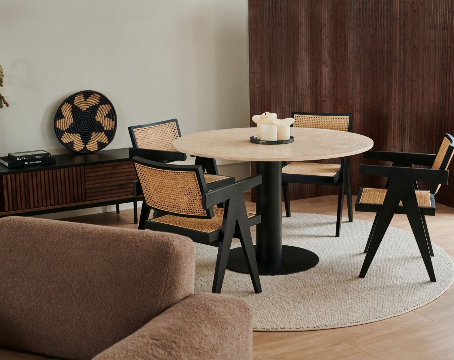 Round KIYO dining table with Crema Marfil beige marble top and black center-leg, matte finish, 140 cm diameter.