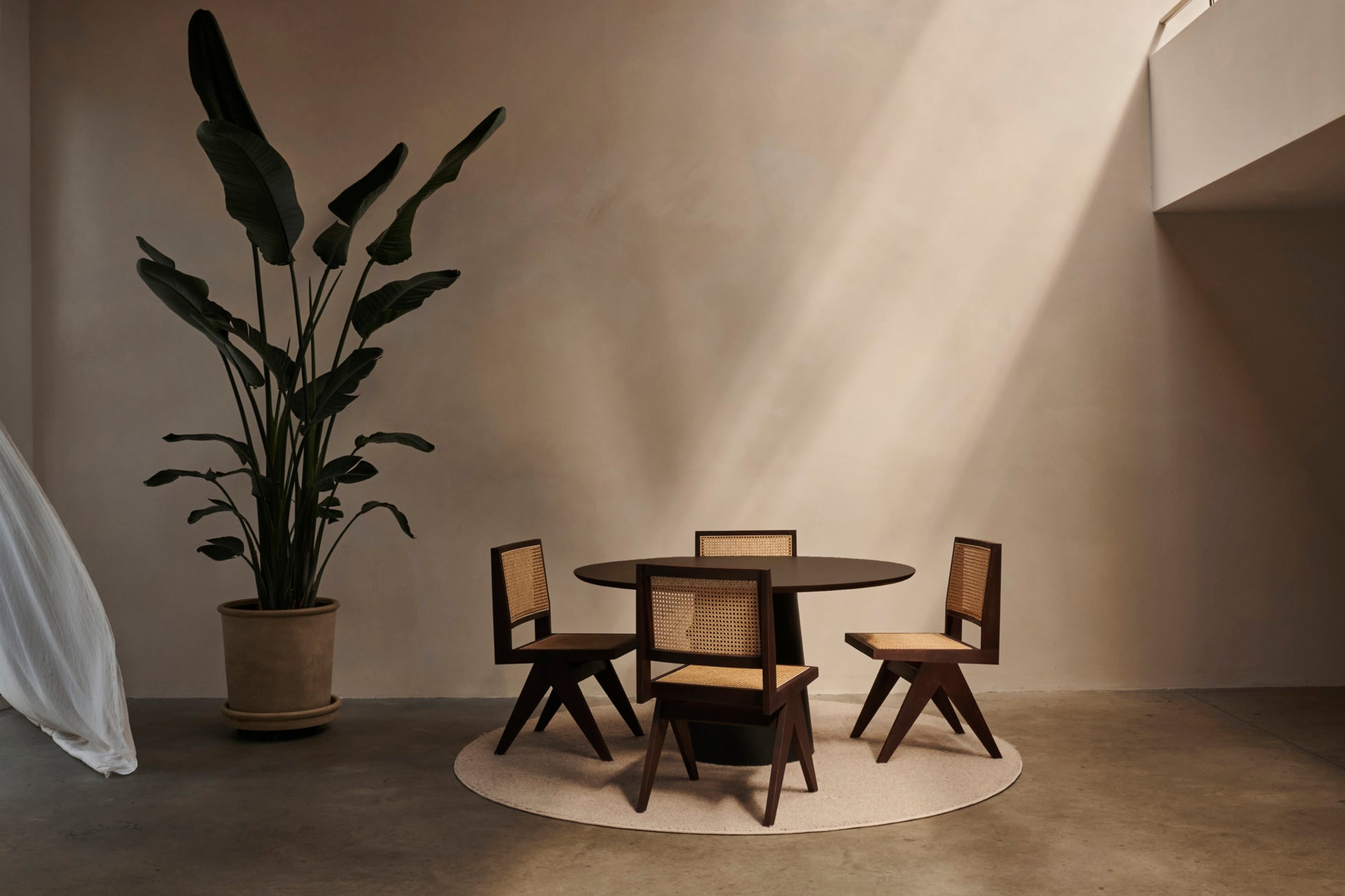 Flow round dining table in smoked oak with black cylindrical base, 110 cm diameter, modern design from My Store.